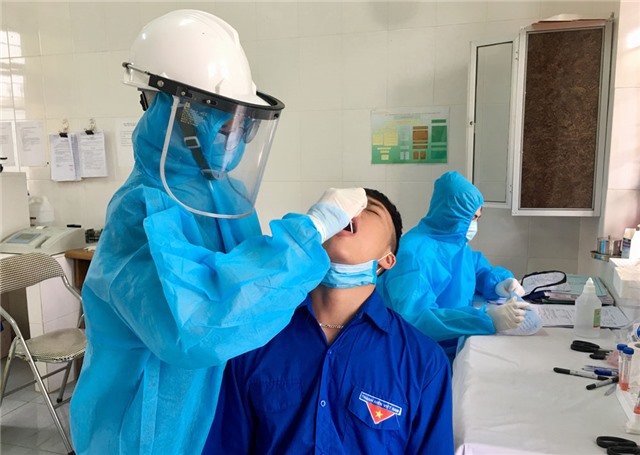 Lấy mẫu xét nghiệm cho lực lượng thực hiện nhiệm vụ tại chốt kiểm soát dịch số 2