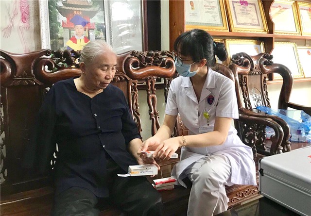 Uông Bí: Khám, chữa bệnh tại nhà cho người cao tuổi
