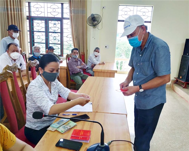 Thành phố Uông Bí: Chi trả hỗ trợ do ảnh hưởng của dịch Covid-19 cho đối tượng người có công trên địa bàn phường Thanh Sơn 