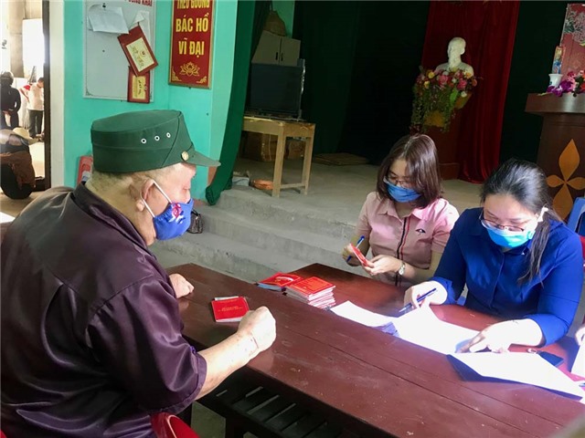 Thành phố Uông Bí: Chi trả hỗ trợ do ảnh hưởng bởi dịch Covid-19  cho 3.267 người có công và đối tượng bảo trợ xã hội