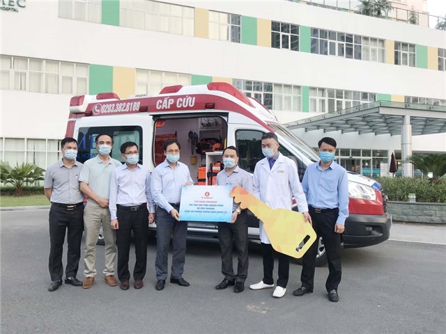 Tập đoàn Vingroup tặng Quảng Ninh xe cứu thương phục vụ chống dịch Covid-19