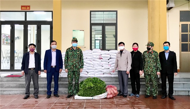 Chủ tịch MTTQ thành phố thăm, tặng quà các đơn vị làm nhiệm vụ phòng, chống dịch Covid-19 