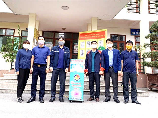 Trường Cao đẳng Công nghiệp và Xây dựng tặng máy phun dung dịch sát khuẩn tự động cho thành phố Uông Bí