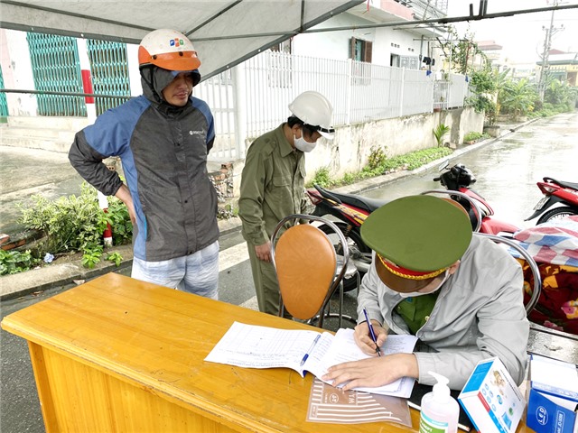 Uông Bí xử phạt 80 trường hợp người dân không đeo khẩu trang nơi công cộng