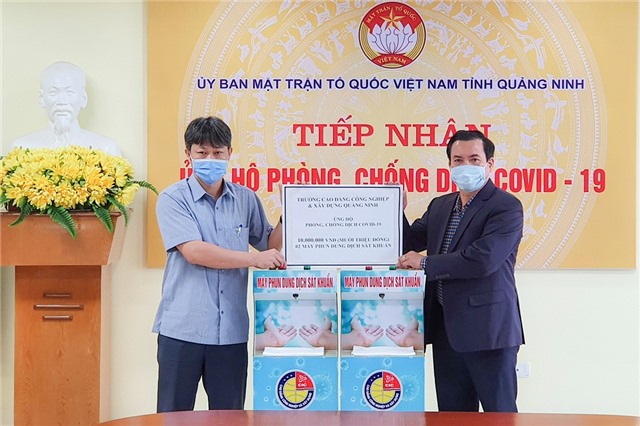 Tiếp nhận kinh phí và 2 máy phun dung dịch sát khuẩn ủng hộ phòng, chống dịch