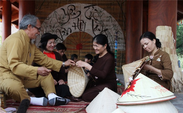 Trải nghiệm làm nón lá ở Yên Tử