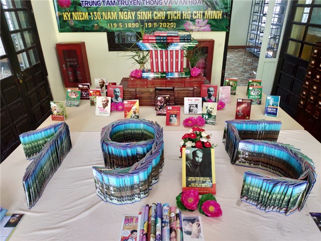 Trưng bày sách và tư liệu kỷ niệm 130 năm ngày sinh Chủ tịch Hồ Chí Minh