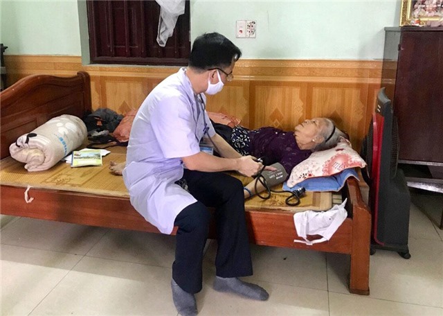 Trung tâm y tế TP Uông Bí: Hoàn thành khám chữa bệnh cho người cao tuổi trong mùa dịch Covid-19
