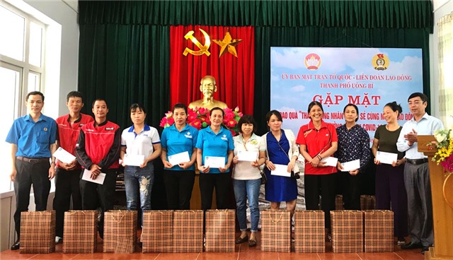 Trao quà “Tháng công nhân”, chia sẻ cùng người lao động bị ảnh hưởng bởi dịch Covid-19
