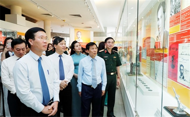 Trưng bày hơn 200 tài liệu, tư liệu ảnh, hiện vật và tranh cổ động về chân dung Chủ tịch Hồ Chí Minh