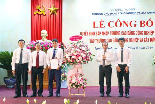 Công bố quyết định sáp nhập Trường Cao đẳng Công nghiệp Cẩm Phả vào Trường Cao đẳng Công nghiệp và Xây dựng