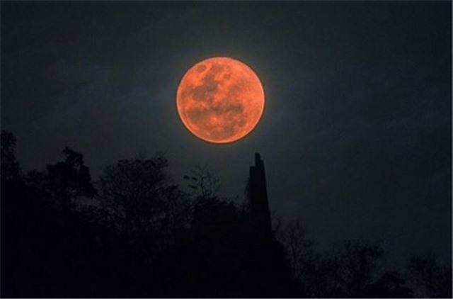 Sắp có nguyệt thực nửa tối, Mặt trăng chuyển sang màu đỏ