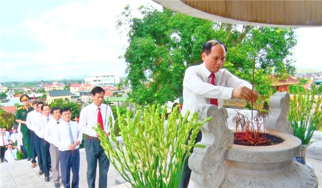 TP Uông Bí viếng nghĩa trang liệt sỹ và dâng hương tại Đài tưởng niệm Bác Hồ trước thềm Đại hội Đảng bộ thành phố