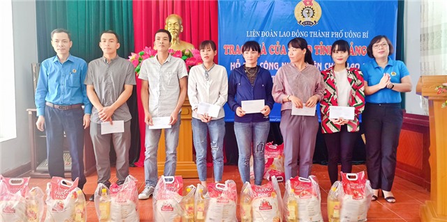 LĐLĐ thành phố trao 148 suất quà của UBND tỉnh hỗ trợ CNVCLĐ có hoàn cảnh khó khăn