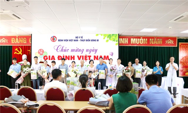 Bệnh viện Việt Nam - Thụy Điển Uông Bí: Biểu dương gia đình y, bác sỹ, nhân viên tiêu biểu