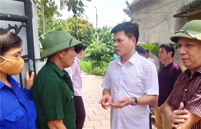 Chủ tịch UBND thành phố Nguyễn Mạnh Hà đối thoại với một số hộ dân liên quan đến Dự án khu quy hoạch nuôi trồng thủy sản phường Trưng Vương