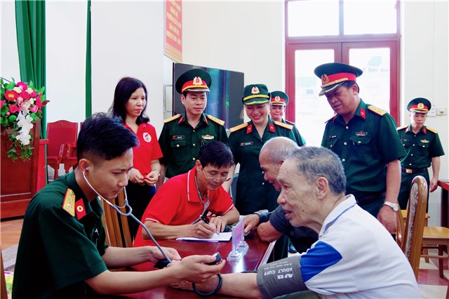 Khám bệnh, cấp phát thuốc miễn phí, tặng quà đối tượng chính sách nhân kỷ niệm ngày Thương binh, liệt sỹ