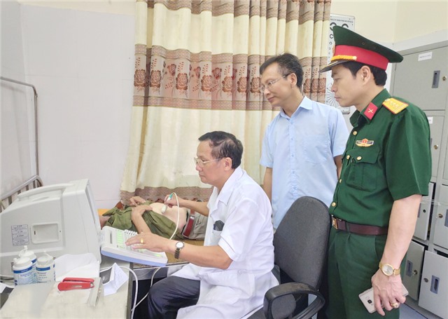 Khám bệnh, tư vấn sức khỏe và cấp phát thuốc miễn phí cho đối tượng chính sách