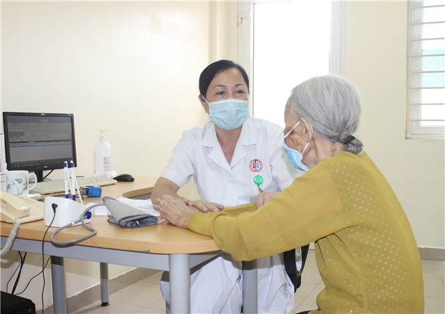 Gắp bỏ khối thức ăn nằm 5 ngày trong thực quản cho cụ bà 87 tuổi