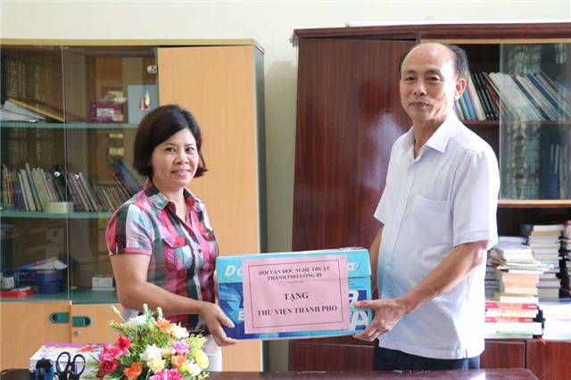 Hội VHNT thành phố tặng sách cho Thư viện Uông Bí