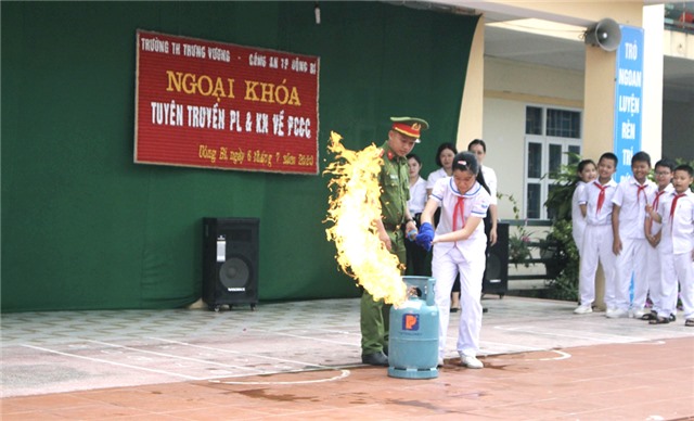 Trường Tiểu học Trưng Vương: Ngoại khóa tuyên truyền PCCC và CNCH trước kì nghỉ hè