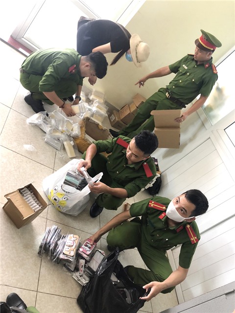 Bắt giữ, tịch thu số lượng lớn phụ kiện điện thoại không rõ nguồn gốc, xuất xứ