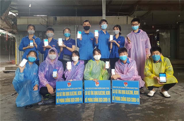 Tuổi trẻ Uông Bí: Tình nguyện hỗ trợ người dân cài đặt, sử dụng phần mềm khai báo, truy vết dịch Covid-19