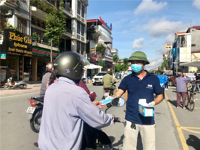 Phát miễn phí 5.000 khẩu trang y tế cho người dân thành phố Uông Bí
