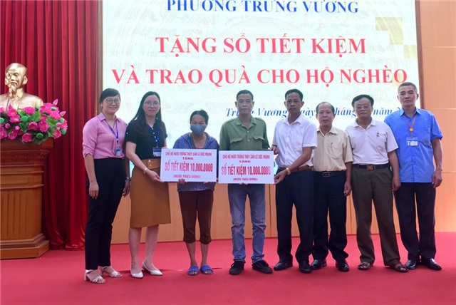 Phường Trưng Vương: Tặng sổ tiết kiệm và trao quà cho 4 hộ nghèo