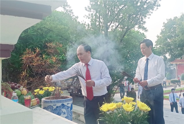 Lãnh đạo thành phố viếng anh hùng liệt sỹ, dâng hương tại Đài tưởng niệm Bác Hồ