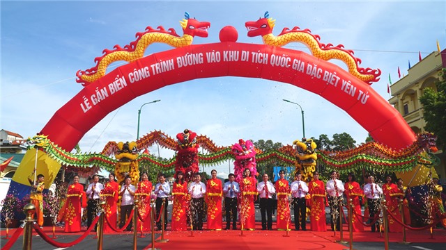 Lễ gắn biển Chào mừng Đại hội Đảng bộ tỉnh cho Công trình Đường vào Khu Di tích Quốc gia đặc biệt Yên Tử