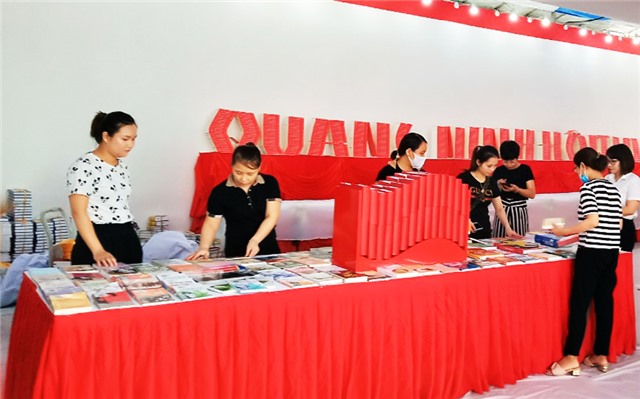 Trưng bày tác phẩm văn học nghệ thuật chào mừng Đại hội Đảng bộ tỉnh lần thứ XV