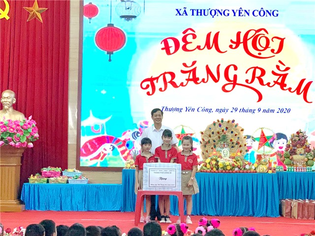 Lãnh đạo thành phố chúc mừng, tặng quà thiếu niên nhi đồng Tết trung thu 2020