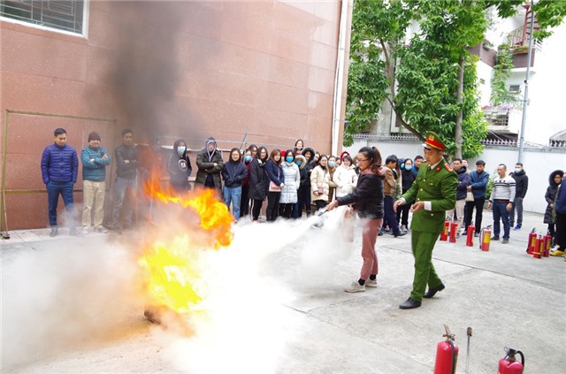Tuyên truyền phổ biến kiến thức pháp luật về PCCC và thực tập phương án chữa cháy, cứu nạn cứu hộ năm 2021 tại Ngân hàng TMCP Công thương Việt Nam (Viettinbank) chi nhánh Uông Bí