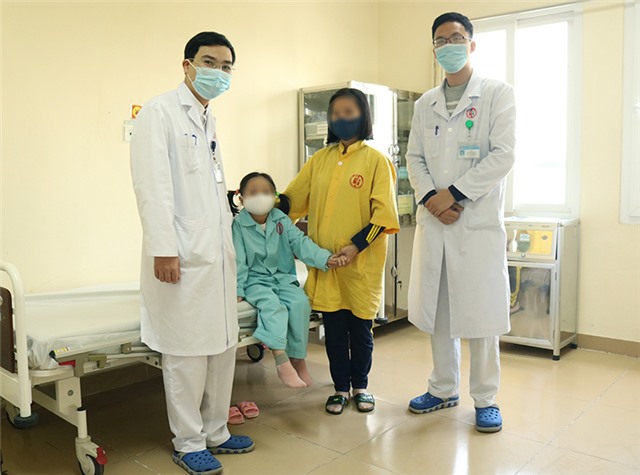 Cắt bỏ u chứa tóc, răng, xương hàm nằm trong cơ thể bé gái 7 tuổi