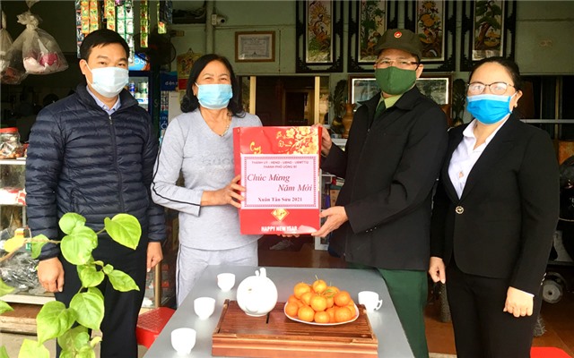 Thăm, tặng quà Tết gia đình người có công tiêu biểu tại phường Phương Đông, Phương Nam