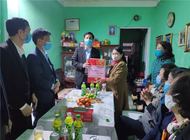 Đồng chí Phạm Tuấn Đạt, Phó Bí thư Thường trực Thành ủy, Chủ tịch HĐND thành phố thăm, tặng quà Tết người có công