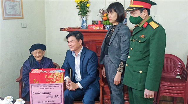 Chủ tịch UBND thành phố Nguyễn Mạnh Hà thăm, tặng quà các đối tượng chính sách dịp Tết Nguyên đán 2021