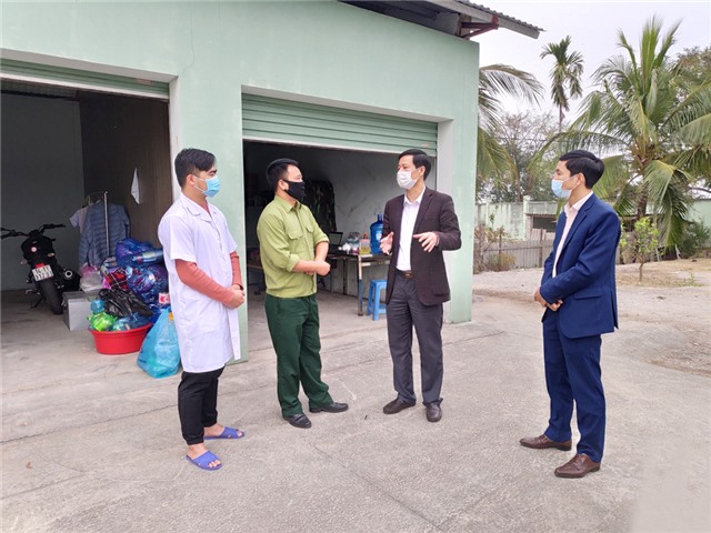 Đồng chí Phạm Tuấn Đạt, Phó Bí thư Thường trực Thành ủy, Chủ tịch HĐND thành phố kiểm tra khu cách ly tập trung tại Trung tâm tìm kiếm cứu hộ, cứu nạn thành phố