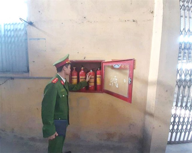 Công an TP Uông Bí: Tăng cường công tác kiểm tra về phòng cháy, chữa cháy tại các chợ, trung tâm thương mại, siêu thị, cửa hàng, cơ sở sản xuất, kho chứa hàng hóa trên địa bàn