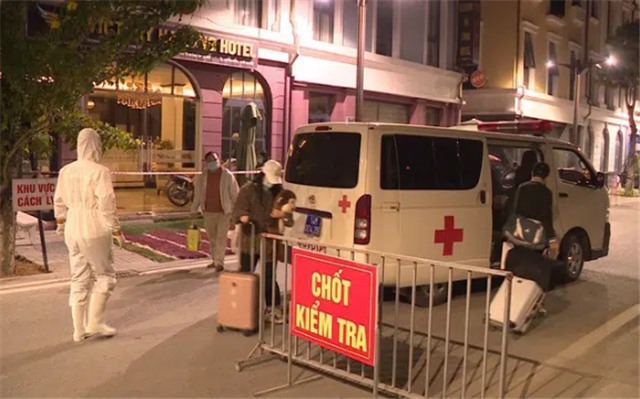 Hà Nội đình chỉ PGĐ Trung tâm Y tế huyện Chương Mỹ vì cho du học sinh Quảng Ninh dương tính SARS-CoV-2 rời khu cách ly sớm