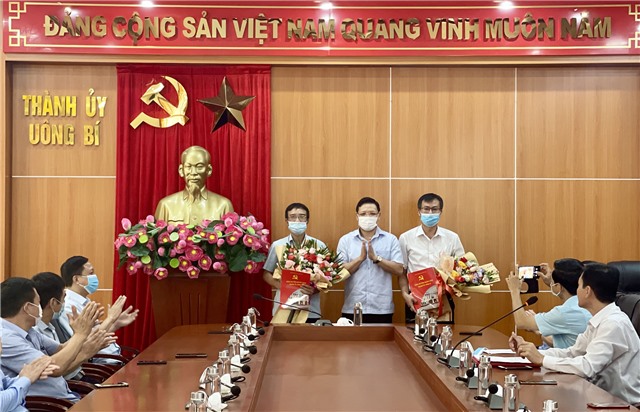 Thành ủy Uông Bí Công bố các Quyết định về công tác cán bộ