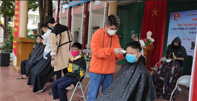 Cắt tóc gây quỹ ủng hộ mùa đông ấm năm 2021