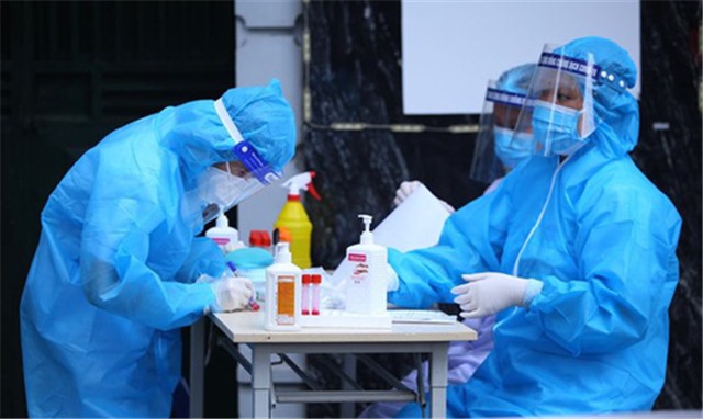 Sáng 21/10: Chỉ còn gần 600 ca COVID-19 thở máy, ECMO; Không bắt buộc tất cả khách đi tàu, máy bay phải xét nghiệm