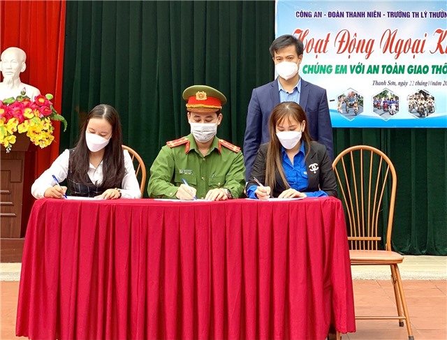 Hoạt động ngoại khoá: Chúng em với an toàn giao thông tại trường Tiểu học Lý Thường Kiệt