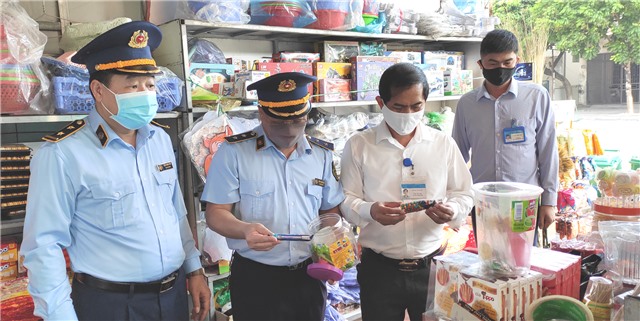 Kiểm tra các cửa hàng kinh doanh bánh kẹo trên địa bàn phường Nam Khê