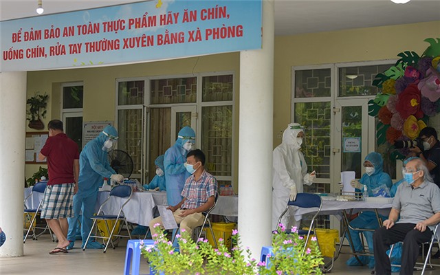 Hà Nội thêm 49 ca COVID-9 mới, 12 ca cộng đồng
