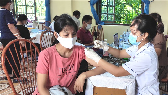 Cập nhật tiến độ chiến dịch tiêm chủng mũi 2 vắcxin phòng Covid-19 toàn dân: đến 16h ngày 5/10 đã hoàn thành tiêm 17.340 liều