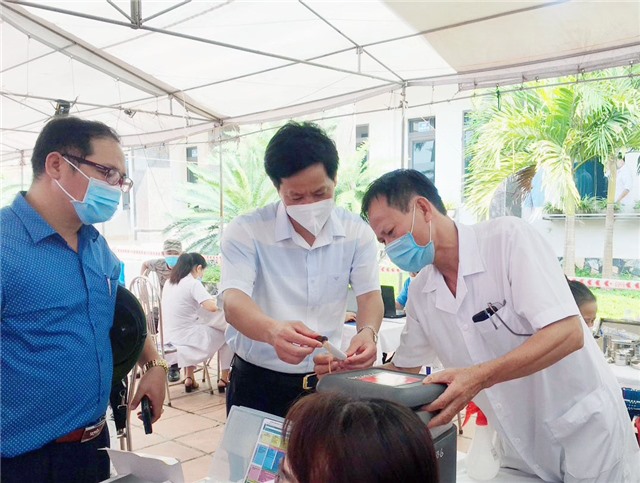 Chủ tịch UBND thành phố Phạm Tuấn Đạt kiểm tra công tác tiêm vắc-xin phòng Covid-19 mũi 2 