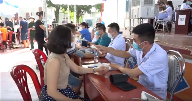 Người dân phấn khởi đi tiêm mũi 2 vắc xin phòng Covid-19